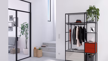 raumplus Zimmertüren überzeugen durch präzise Maßfertigung und elegantes Design mit Alurahmen. Modelle wie die Swing Door Slim Line lassen sich mit Sprossenprofilen vielfältig gestalten.